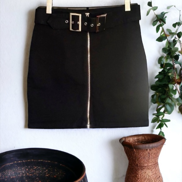 SUPERDOWN BY REVOLVE BLACK BELTED FRONT ZIP MINI SKIRT SIZE SMALL - Picture 5 of 10